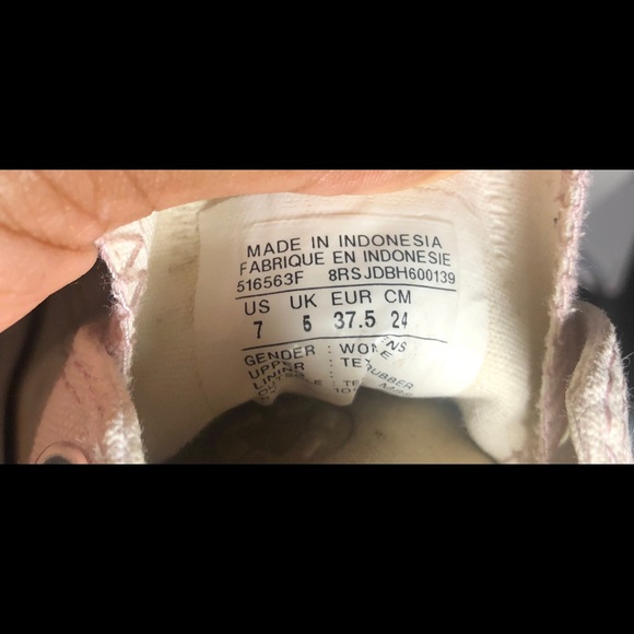 CONVERSES 💋 - Picture 3 of 3